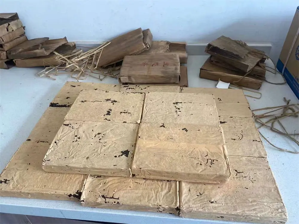 张家界回收中茶普洱茶2004年生茶熟茶