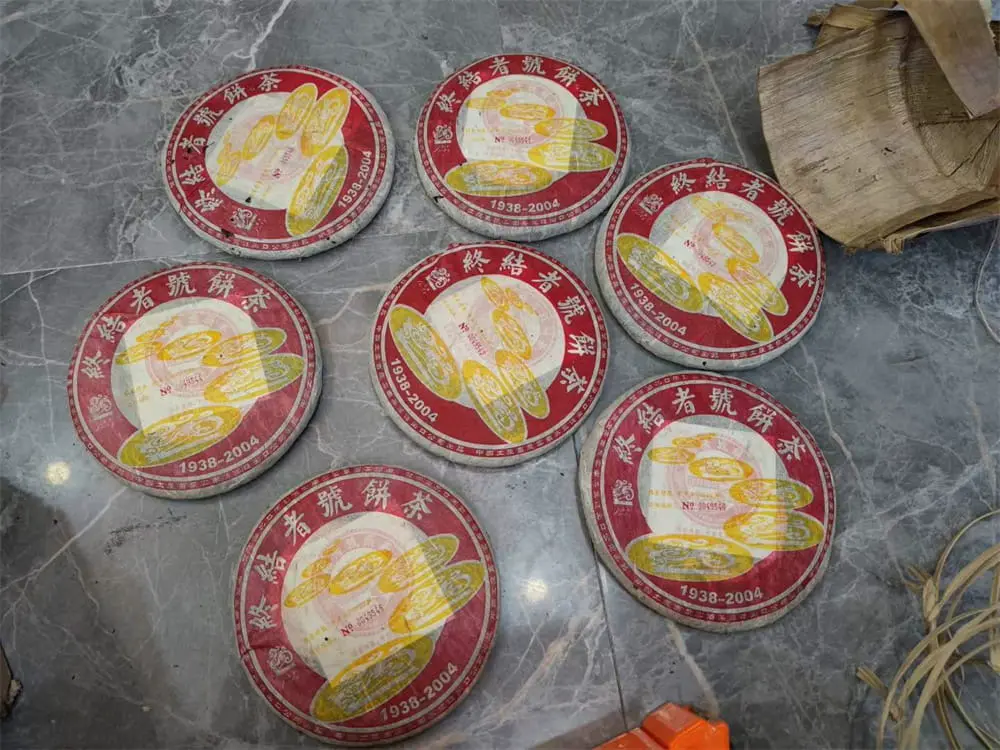 张家界回收中茶普洱茶2004年生茶熟茶图3